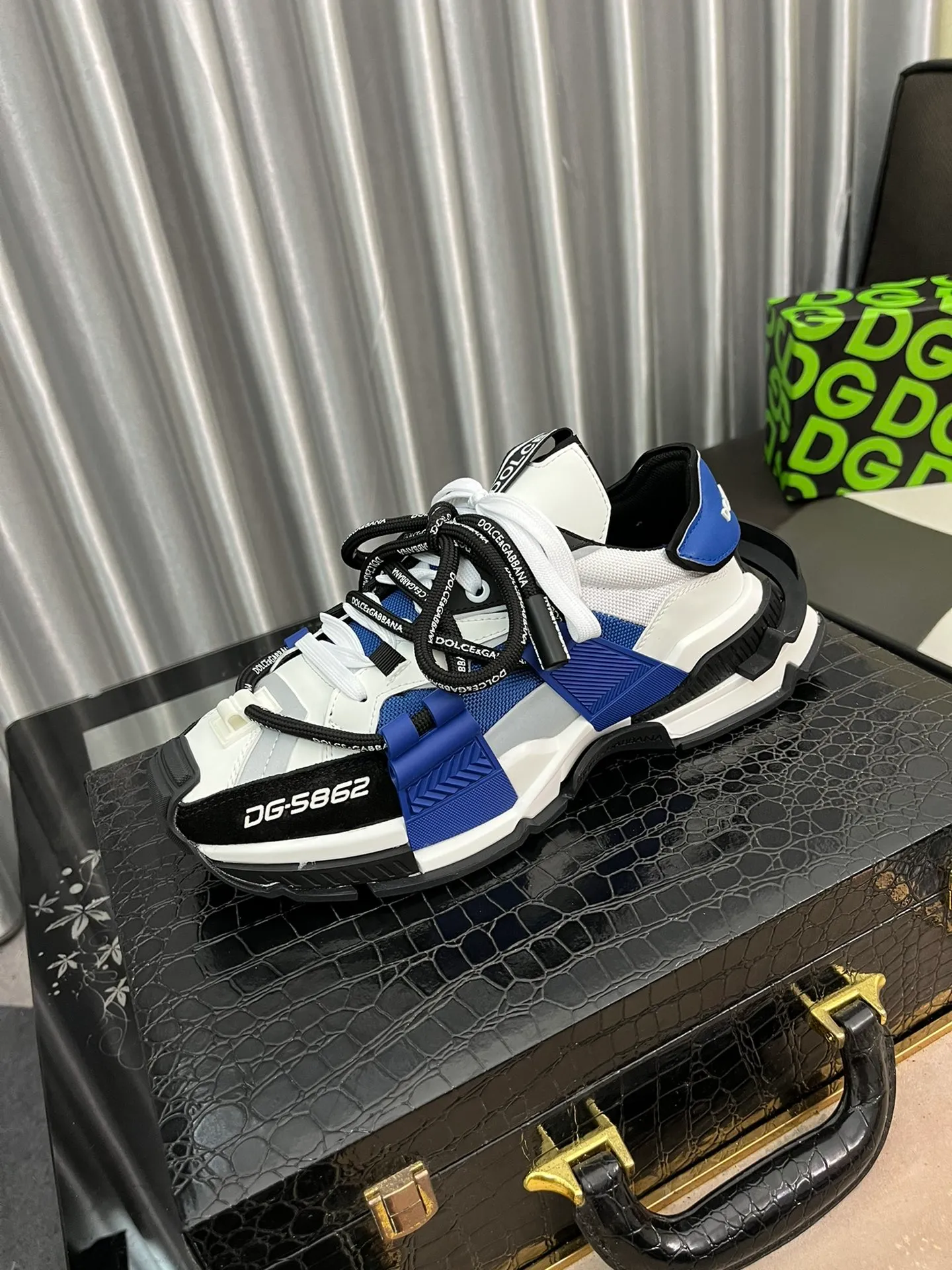 Ex-factory price 680⌚️⌚️[DG~] Men's casual shoes 2022z cabinet simultaneous sale 🔷Multiple colors🔜Handmade upper with graffiti fabric ➕Genuine leather lining, comfortable and breathable, sole: Original comfortable handmade graffiti wear-resistant outsole, ⚠️The real thing 📱Photography🎬The real thing is better. Code number 38-44